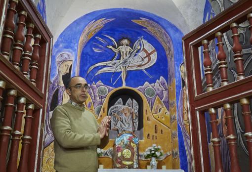 El pintor Vicente García ha colaborado en la restauración de la iglesia del pueblo