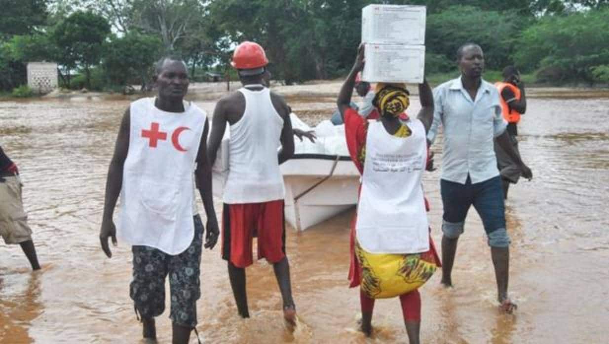 Varios trabajadores de la Cruz Roja de Kenia transportan provisiones para las víctimas de las inundaciones del río Tana, en Idsowe el pasado 3 de mayo