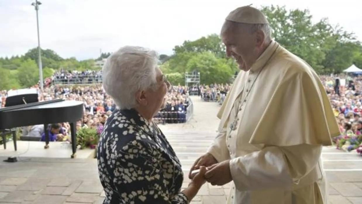 El Papa ha obsequiado con un rosario a Maria Voce, presidenta de los Focolares