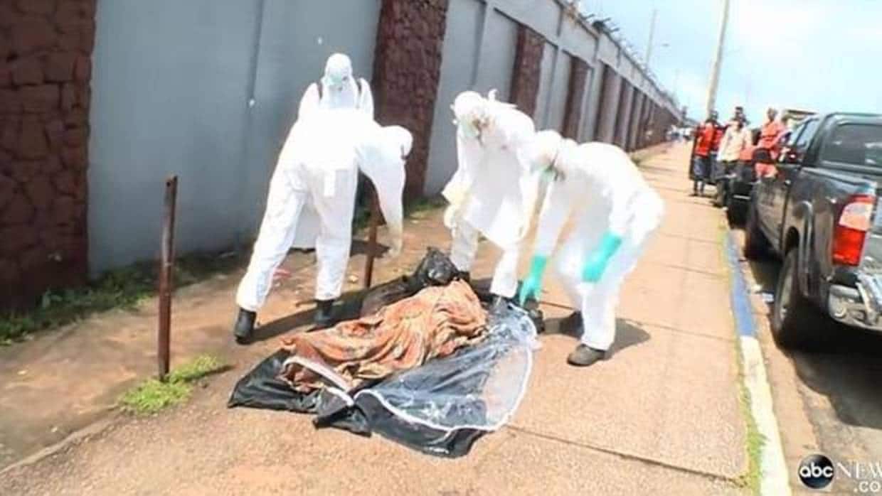 Personal sanitario atiende a un enfermo de ébola
