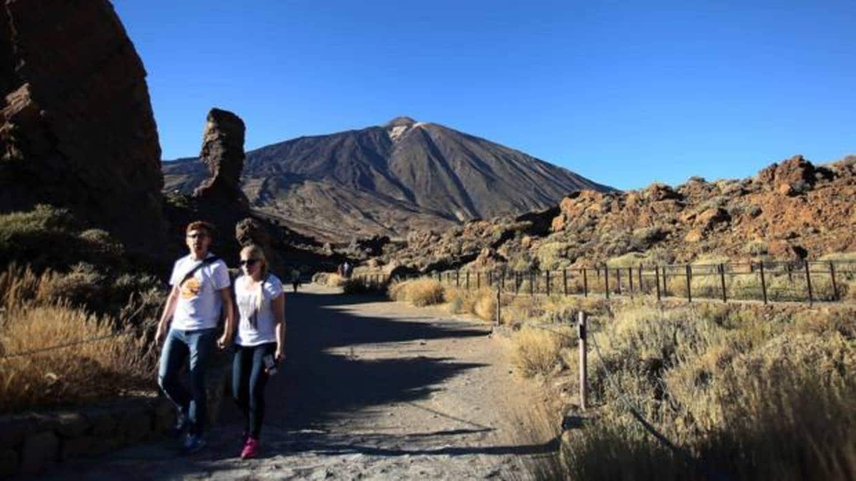 Varios turistas pasean por uno de los senderos del Parque Nacional de El Teide