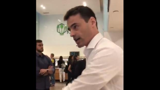 Envían mariachis a cantar «La cucaracha» al abogado que insultó a varias personas por hablar español