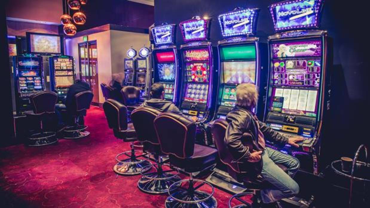 Varios jugadores del Aspers Casino, en Northampton (Reino Unido), en las máquinas tragaperras