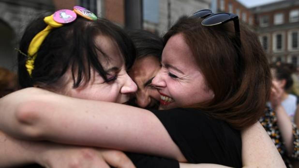 Varias mujeres celebran el resultado del referéndum en Dublín