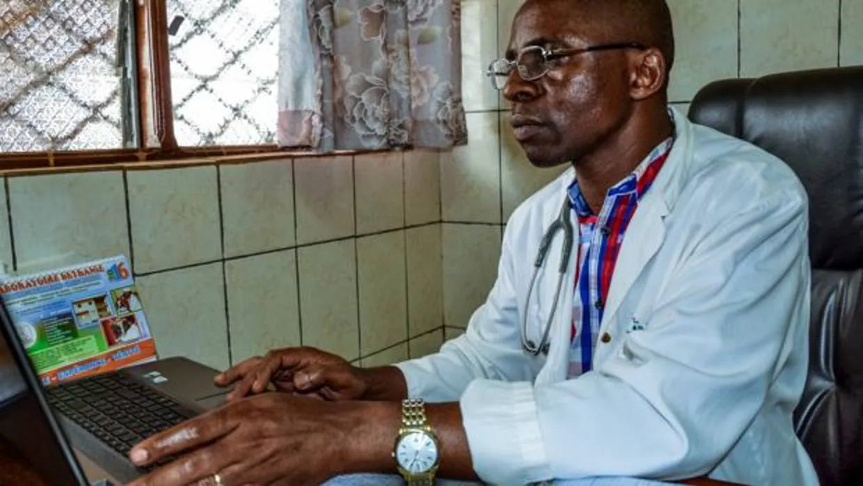El doctor Joseph Mbuku se conecta a la plataforma Medting en el hospital Djunang