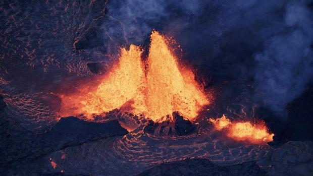 La lava del volcán Kilauea llega a la planta geotérmica y cubre uno de sus pozos