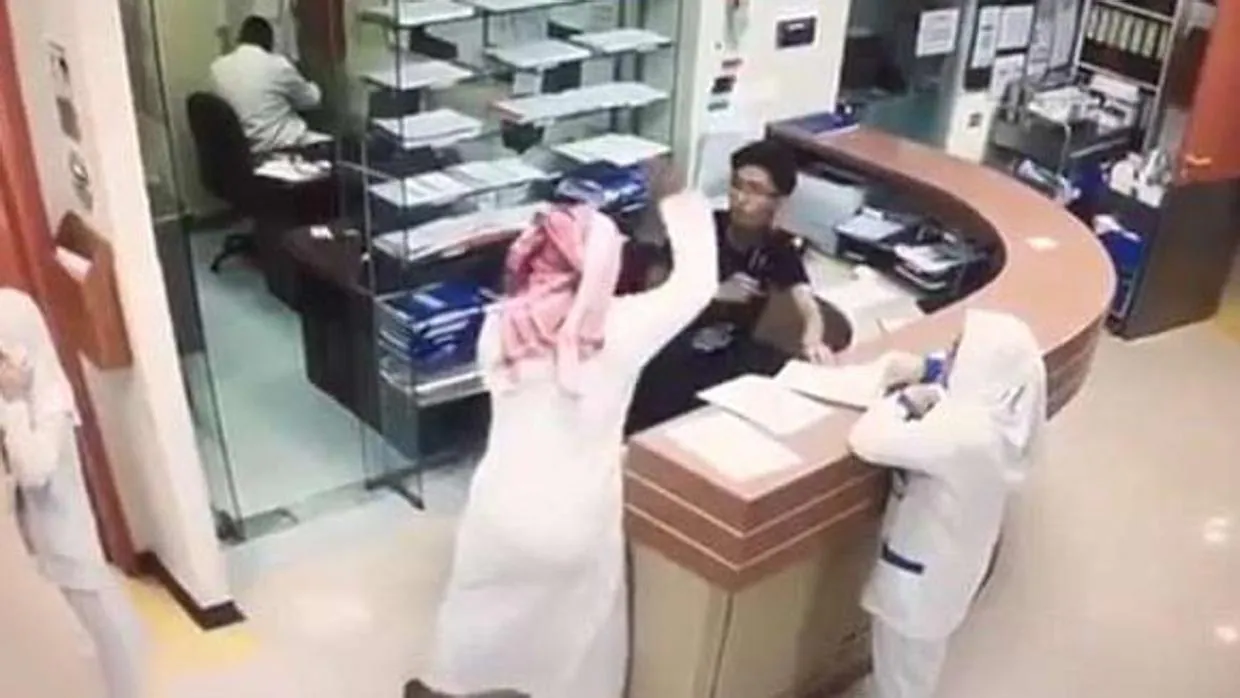 Un hombre de Arabia Saudí apuñala repetidamente a un enfermero que negó a darle unas pastillas