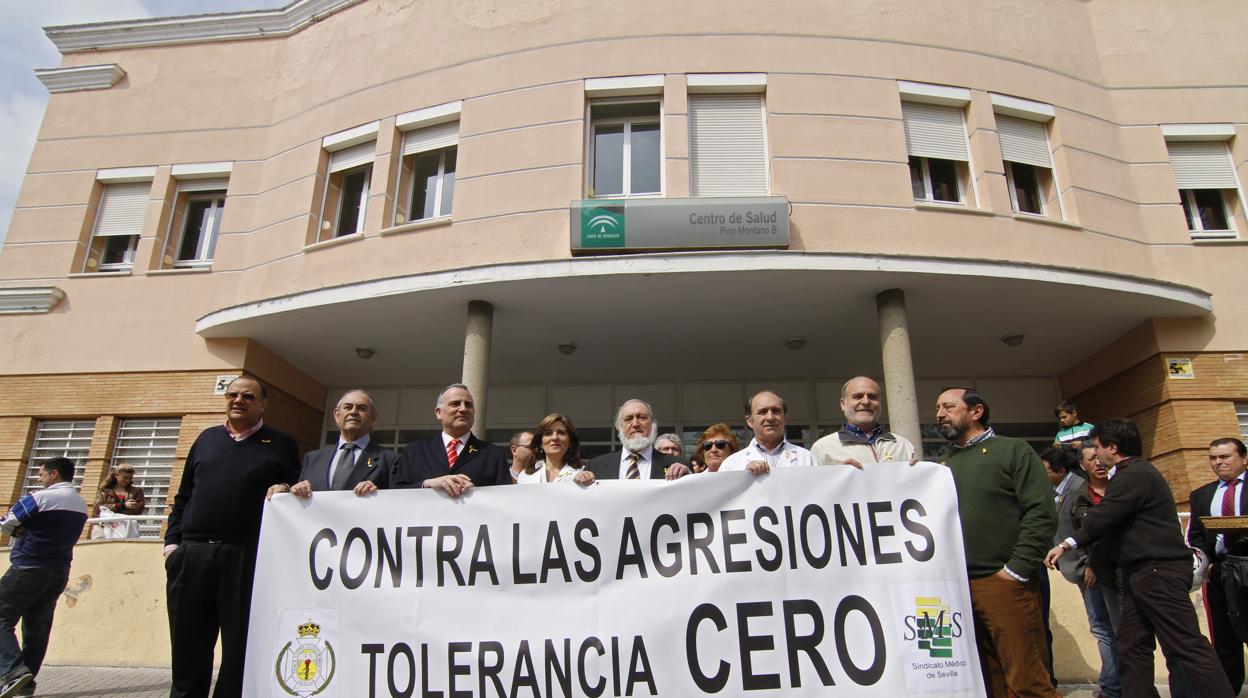 Manifestacion del Colegio de Médicos y sindicatos contra las agresiones en 2014 en Sevilla