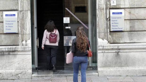 La alumna del Conservatorio de Oviedo: «No solo se atrevía a meter mano, besarme o gritar, también me agredía en clase»