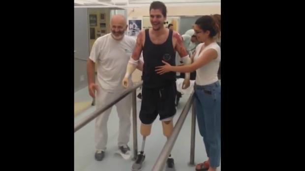 Los emotivos primeros pasos del joven italiano que perdió las cuatro extremidades en una semana