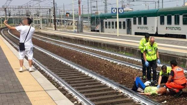 Un hombre se hace un «selfie» delante de una mujer atropellada por un tren en Italia