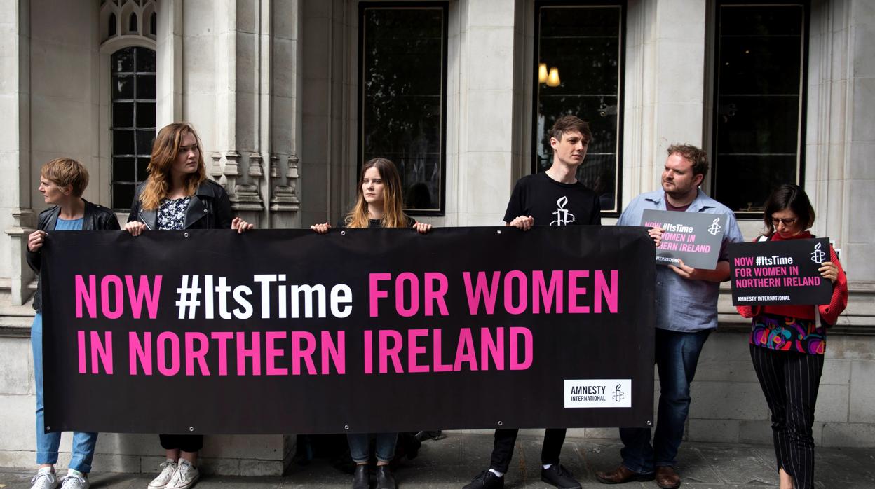 Protesta en la entrada del Tribunal Supremo en Londres en contra de la ley del aborto de Irlanda del Norte