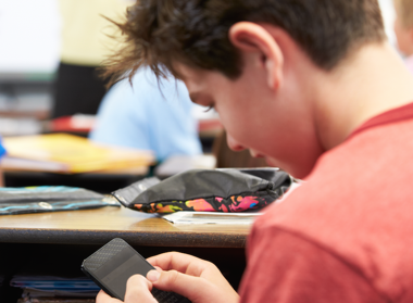 El Parlamento francés prohíbe los teléfonos móviles en las escuelas