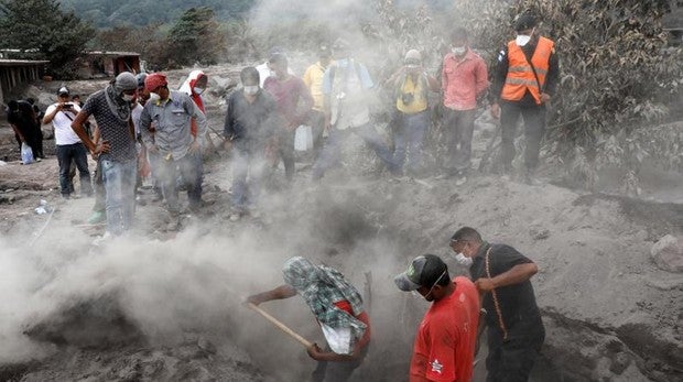 Guatemala suspende las tareas de recate por la erupción del Volcán de Fuego