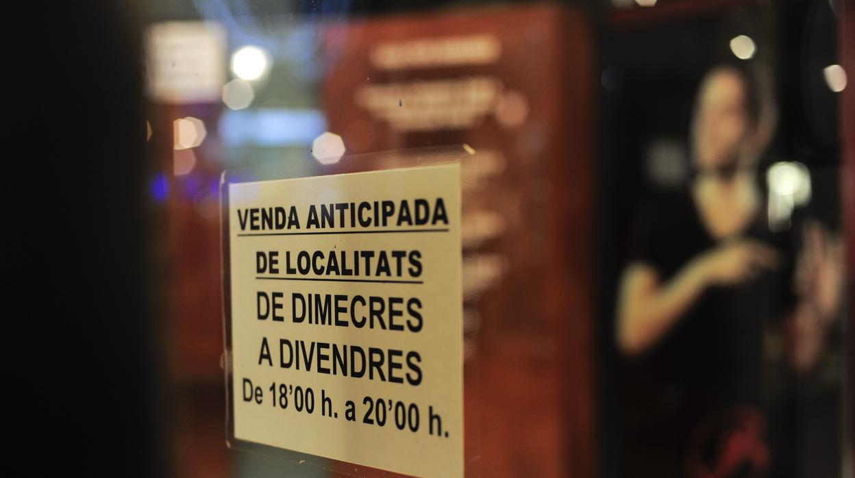 Cartel de un teatro rotulado en catalán