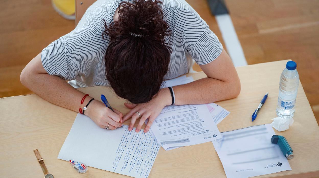 Una estudiante hace la EBAU