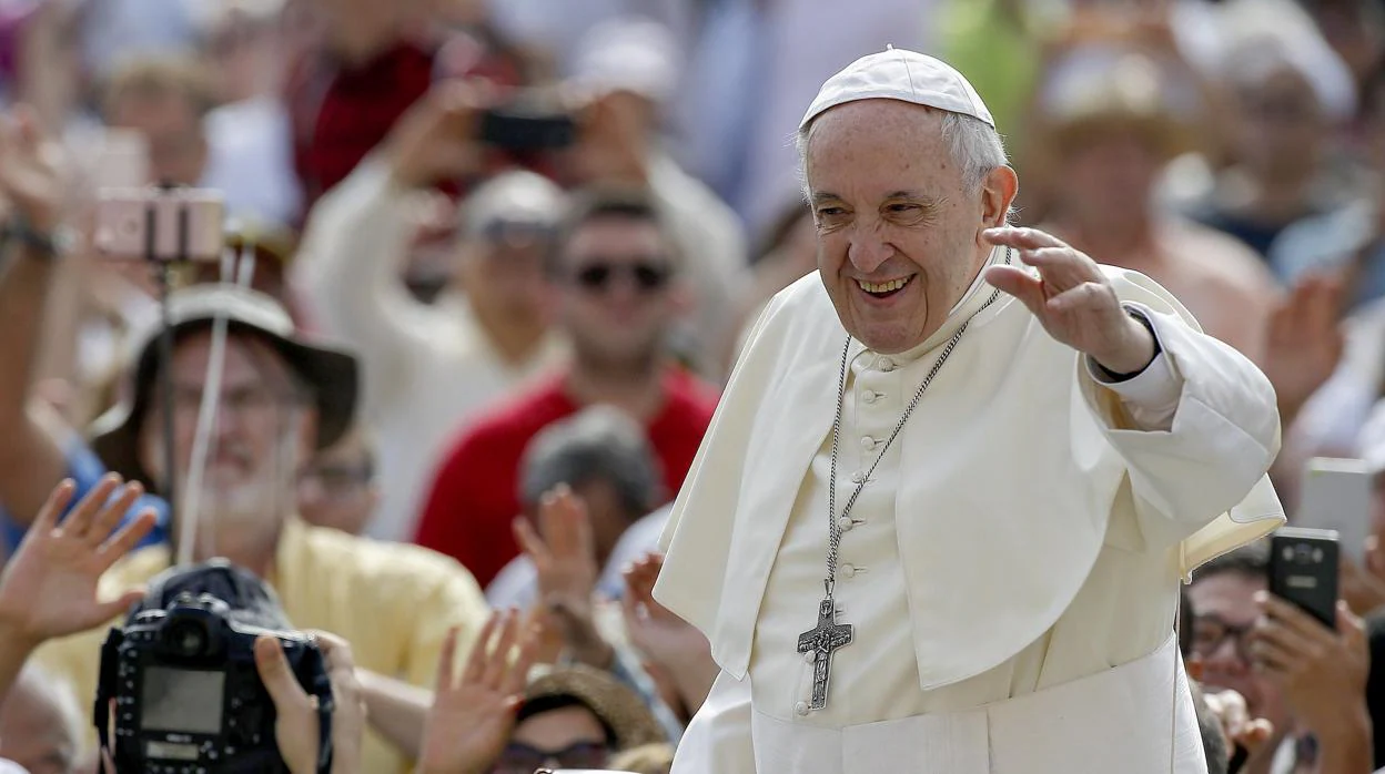 El papa Francisco llega a su audiencia general de los miércoles