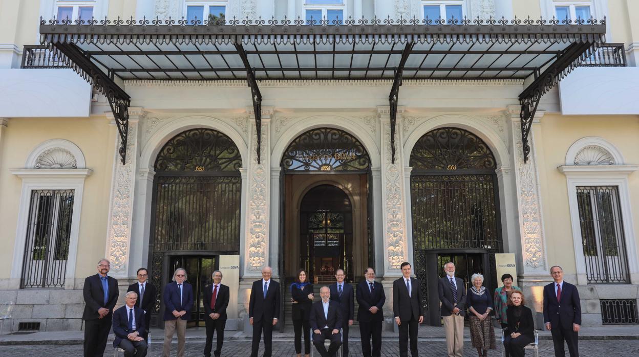 Foto de familia de los galardonados, junto al presidente de la Fundación BBVA