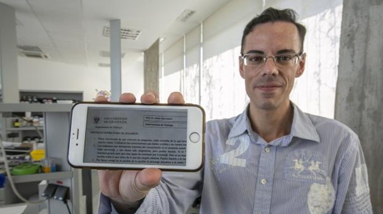 Javier Díaz Castro muestra en un teléfono el folio con el que acompañó a su examen