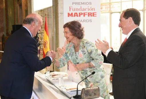 Vicente del Bosque fue otro de los premiados por Mapfre, una distinción que recogió de manos de Doña Sofía y del presidente de Mapfre