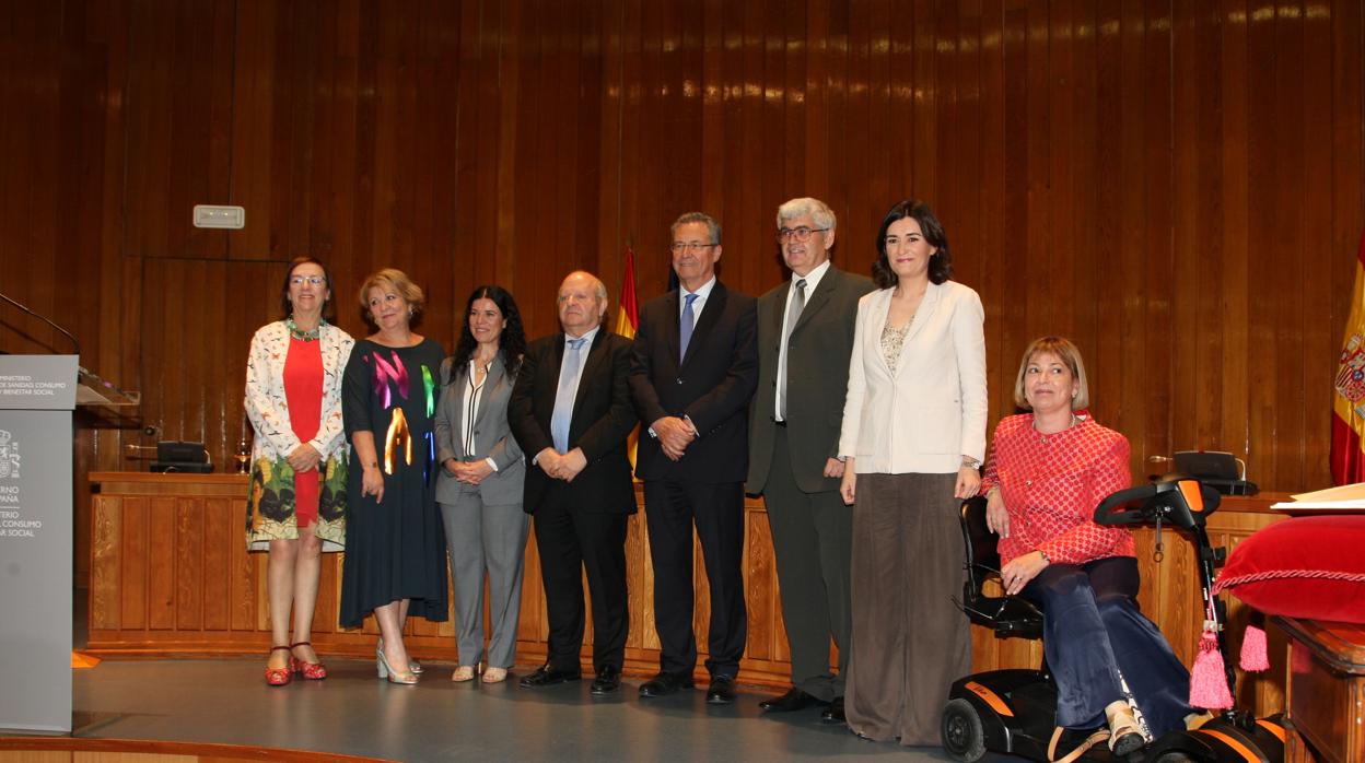 A la dcha. de la imagen, la ministra Carmen Montón junto a María Pilar Díaz López, primera secretaria de Estado en este Ministerio de Sanidad con discapacidad