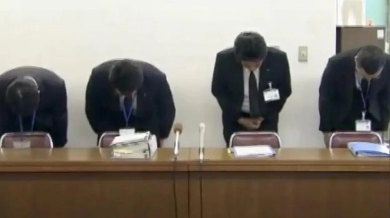 Castigan a un empleado japonés por irse tres minutos antes y pide perdón públicamente en televisión