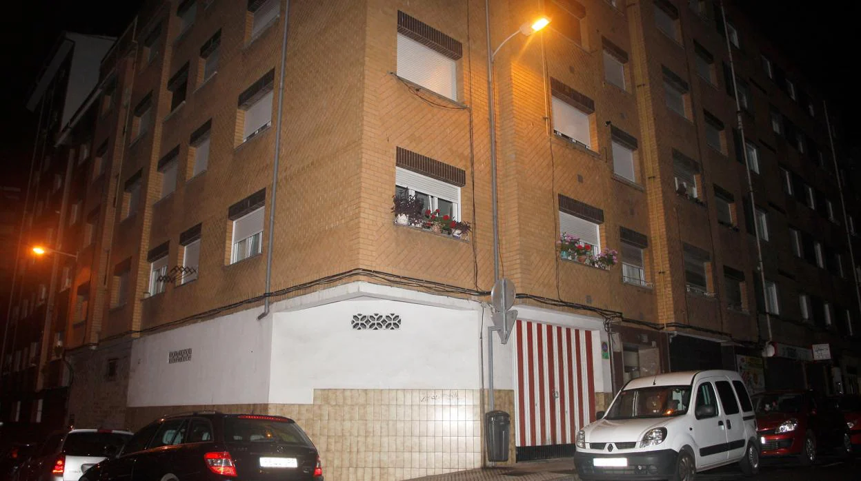 Fachada del edificio ubicado en el número 4 de la calle Felicidad de Gijón, donde han sido hallados los cadáveres de un matrimonio de octogenarios en el interior de su domicilio
