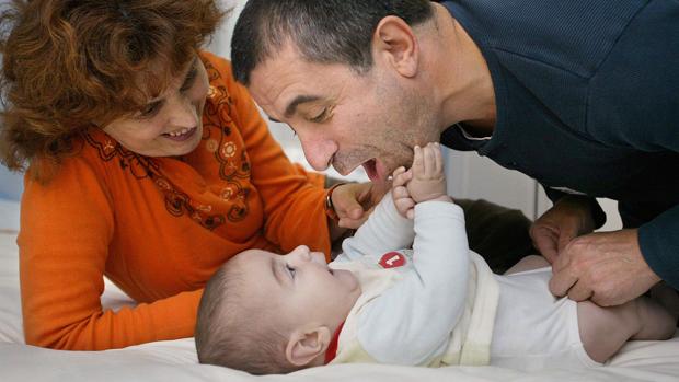 Los permisos de paternidad y maternidad serán igualitarios y remunerados al cien por cien