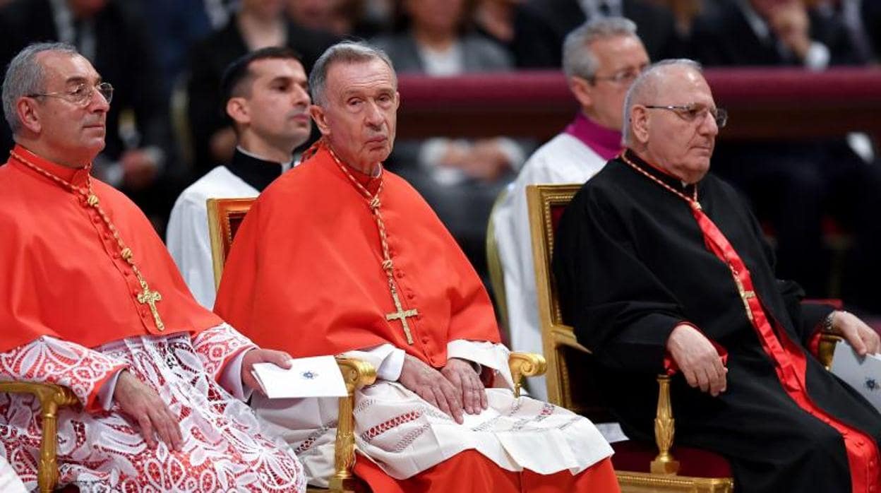 El nuevo cardenal español, Luis Ladaria (centro), durante la ceremonia de imposición de la birreta