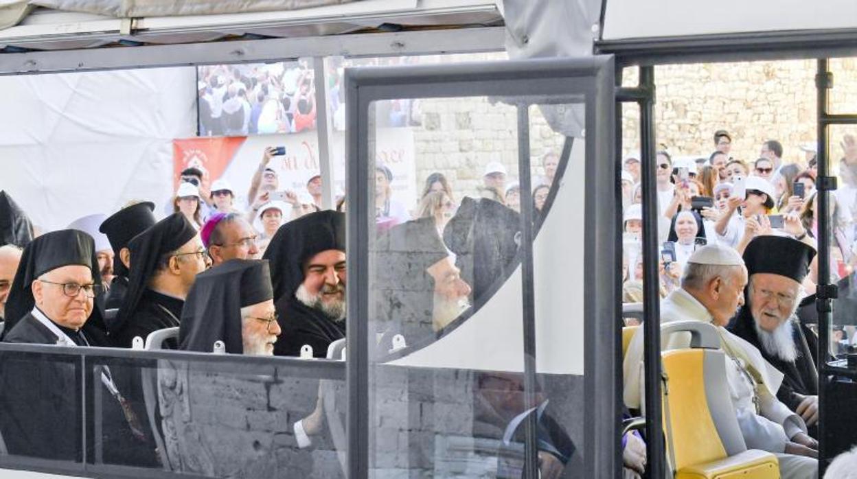 El Papa junto a los patriarcas y líderes de las Iglesias cristianas de Oriente Medio en Bari (Italia)