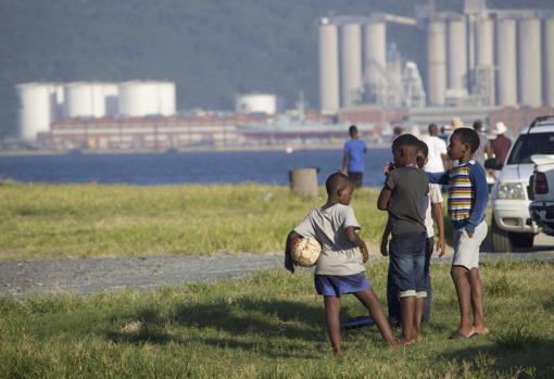 Niños jugando a fútbol en Durban