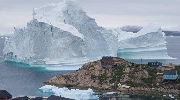 Un iceberg gigante amenaza con destruir un pueblo de Groenlandia