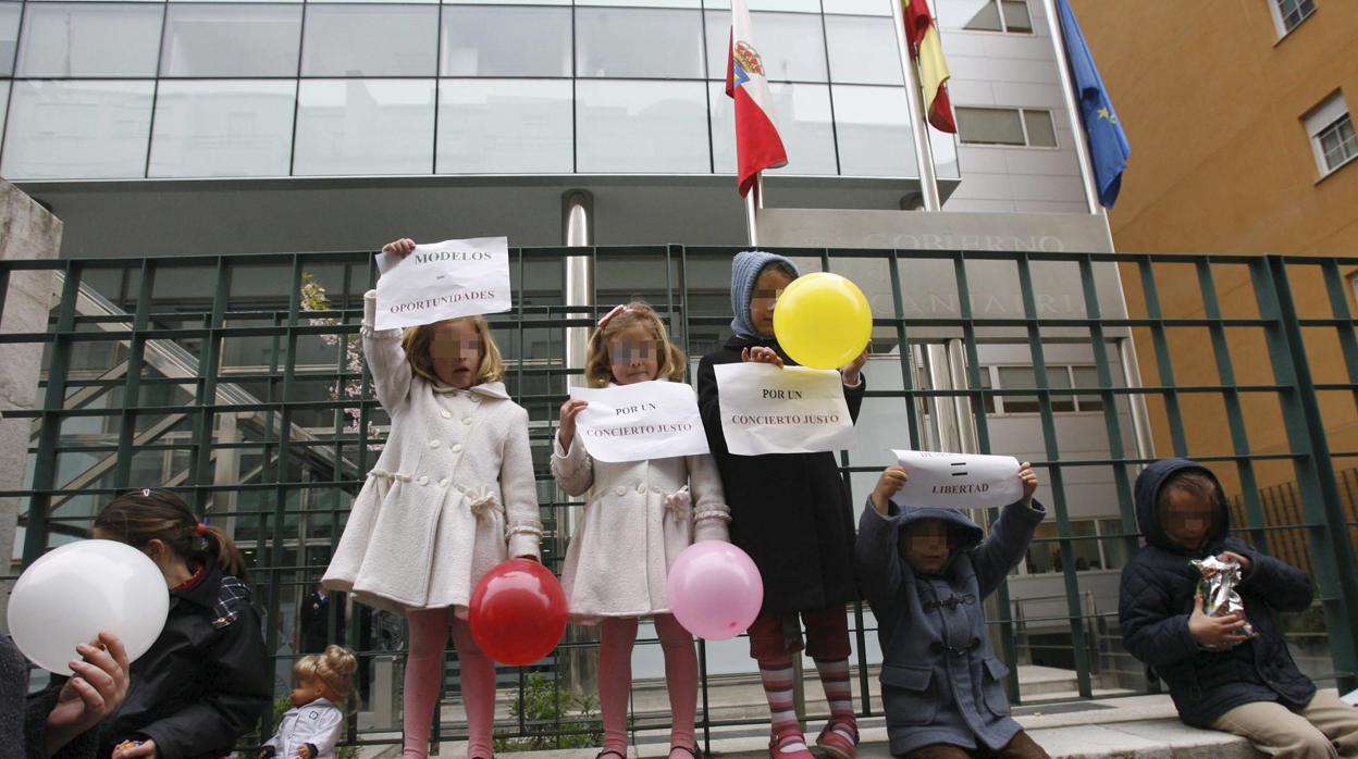 Alumnos del colegio Torrevelo (Cantabria), durante una protesta a las puertas del centro en 2009