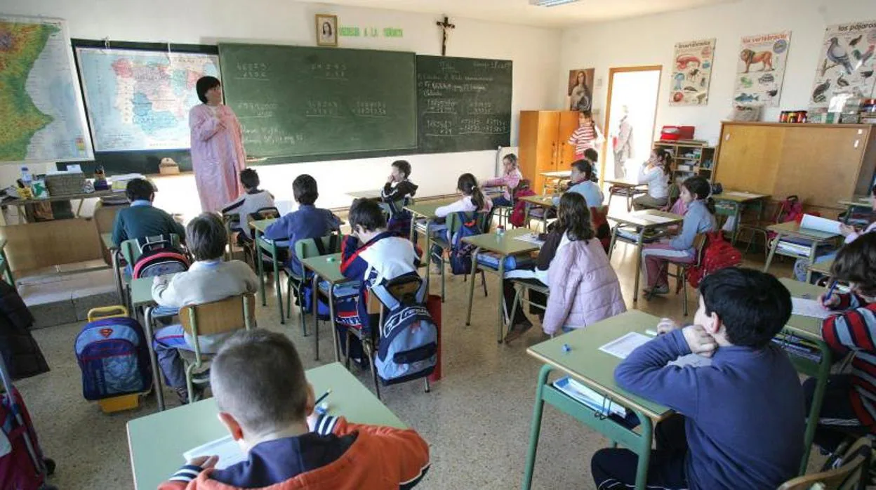 Aula de colegio católico con niños en clase