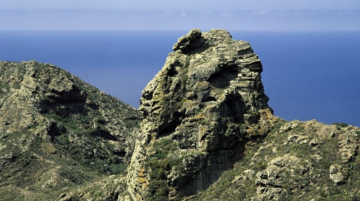 Después de caer a las rocas, cayó al agua