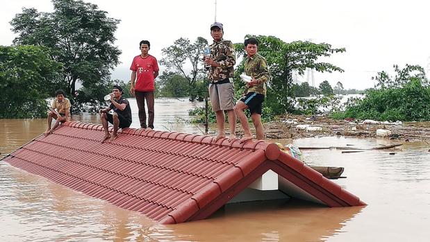 Las fuertes lluvias rompen una presa en Laos y sepultan cientos de casas