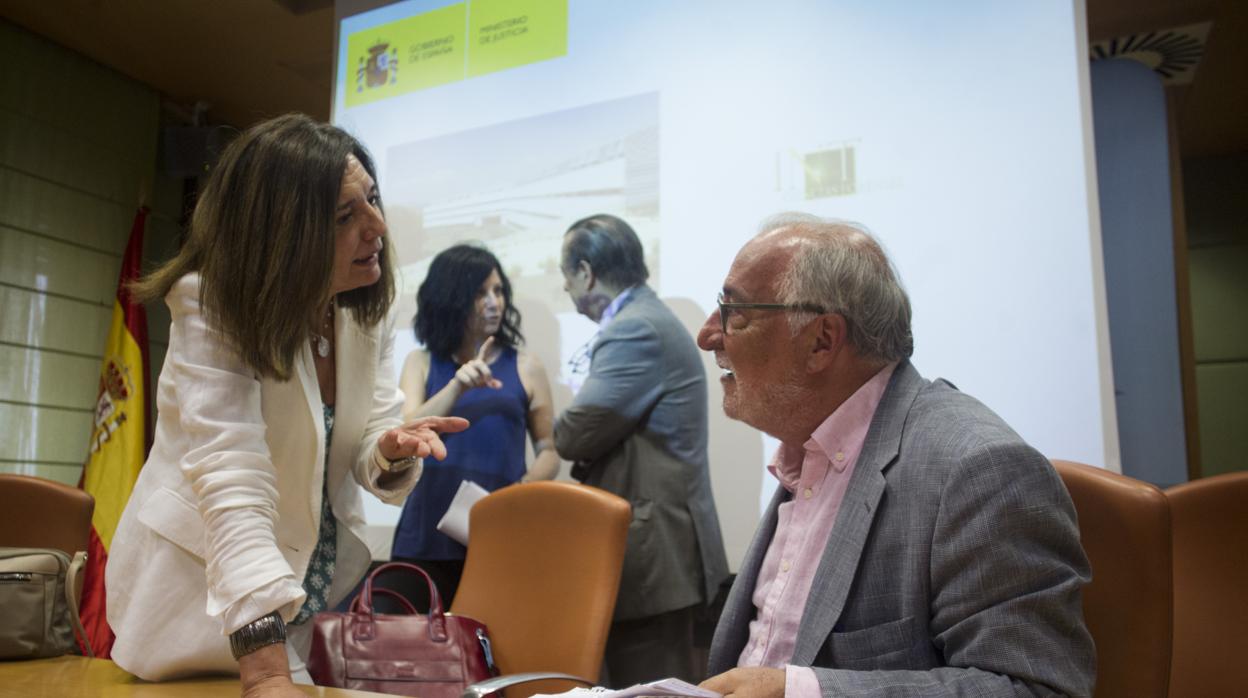 El responsable de Tráfico, Pere Navarro, conversaa con Esmeralda Rasillo, directora general de Relaciones con la Administración de Justicia. A su espalda, Dolores Moreno, directora del Instituto de Toxicología, charla con el fiscal de Seguridad Vial, Bartolomé Vargas