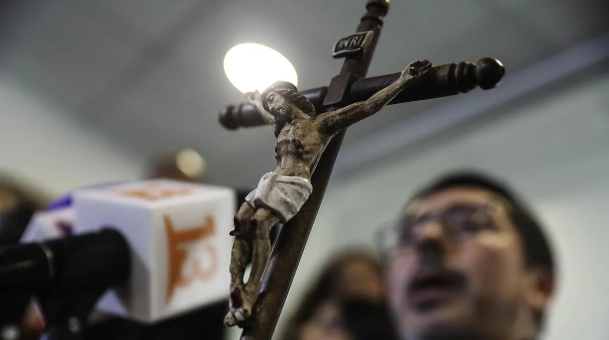 Detalle de la figura de un Cristo durante una rueda de prensa del portavoz de la Conferencia Episcopal de Chile