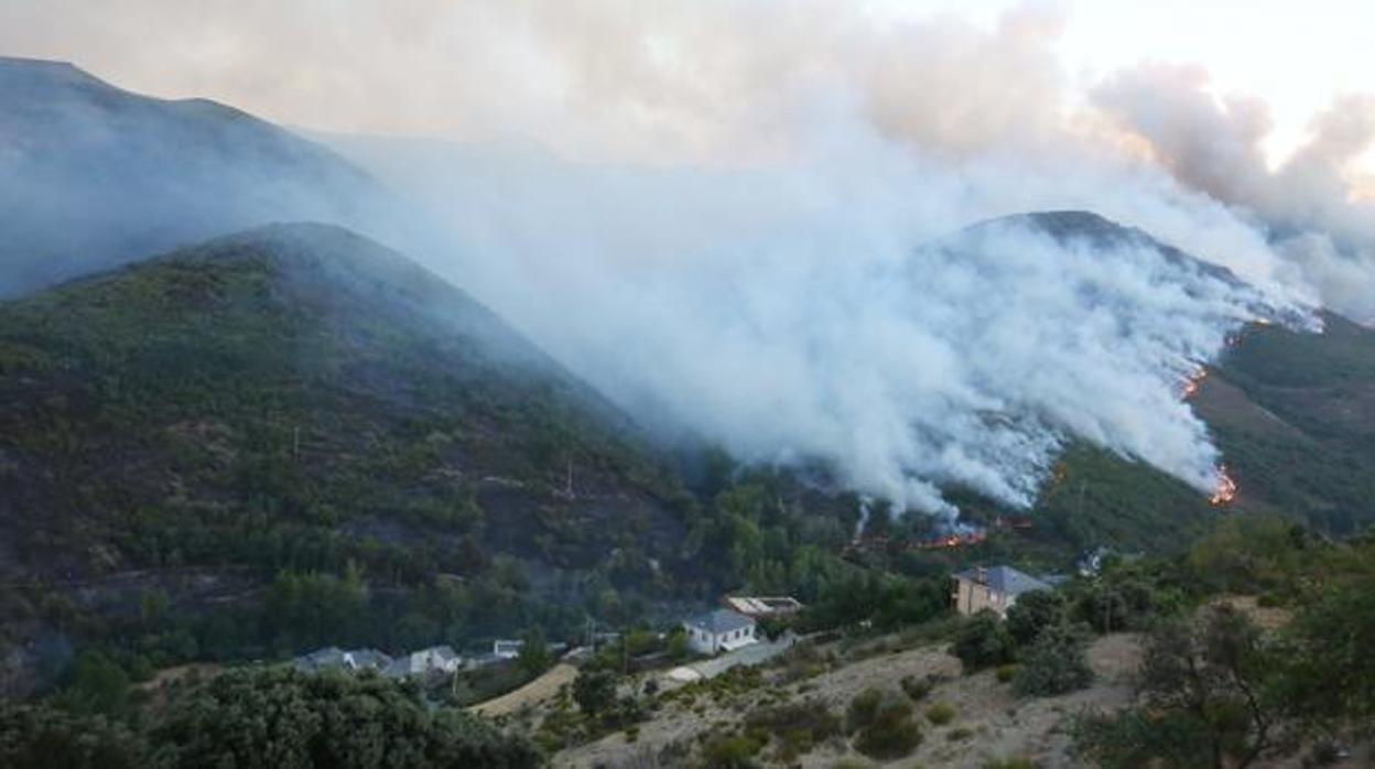 Incendio en la comarca leonesa de La Cabrera