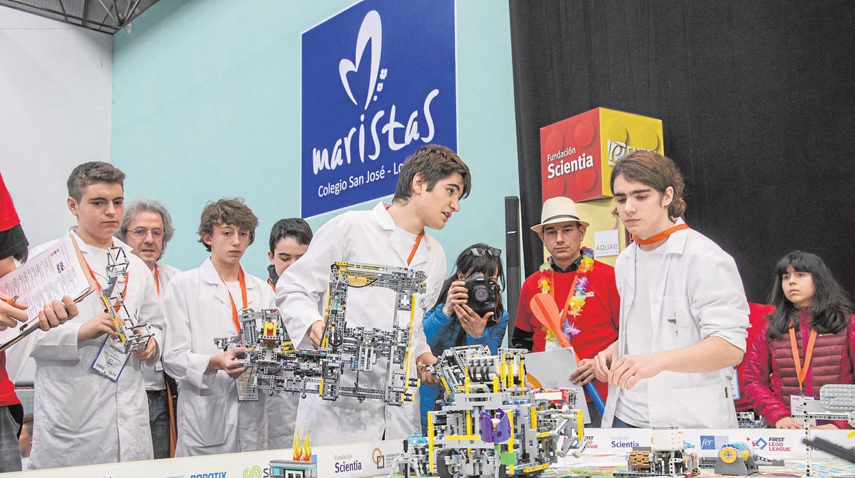 Participantes en el concurso de robots