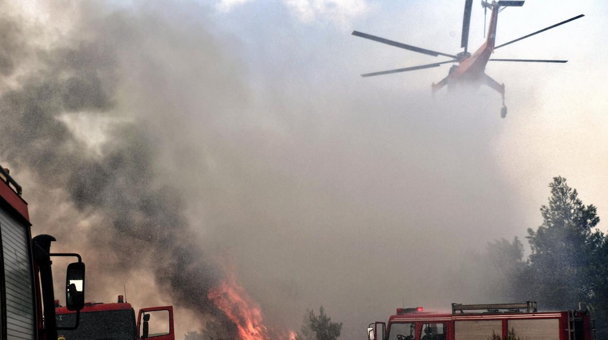 Un helicóptero intenta extinguir un fuego