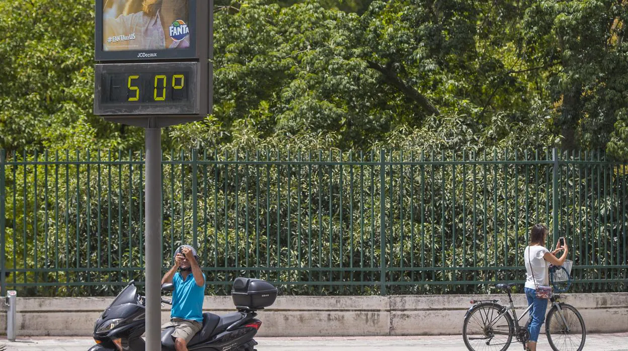 Un termómetro ayer en Sevilla a 50ºC
