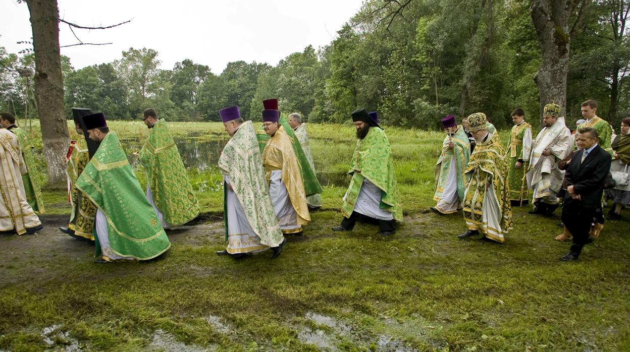 Curas ortodoxos asisten en unmonasterio a las celebraciones anuales en honor a San Onofre