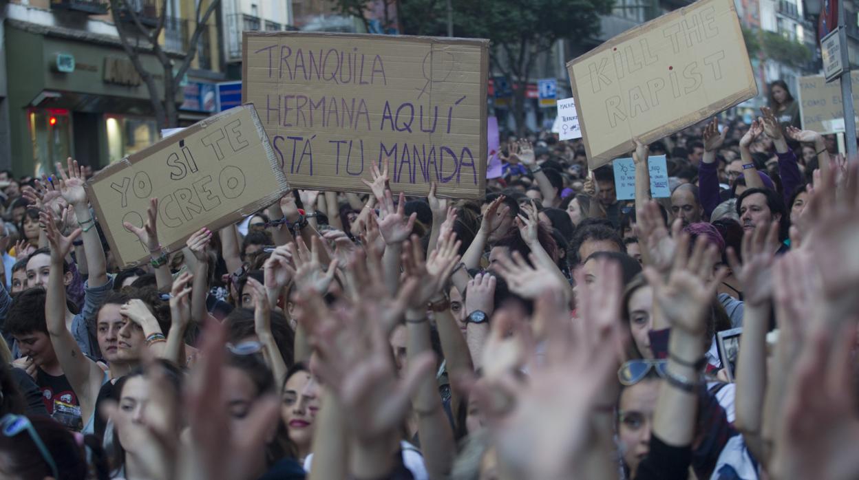 Minuto de silencio por violencia de género a la puerta del Ayuntamiento de Madrid