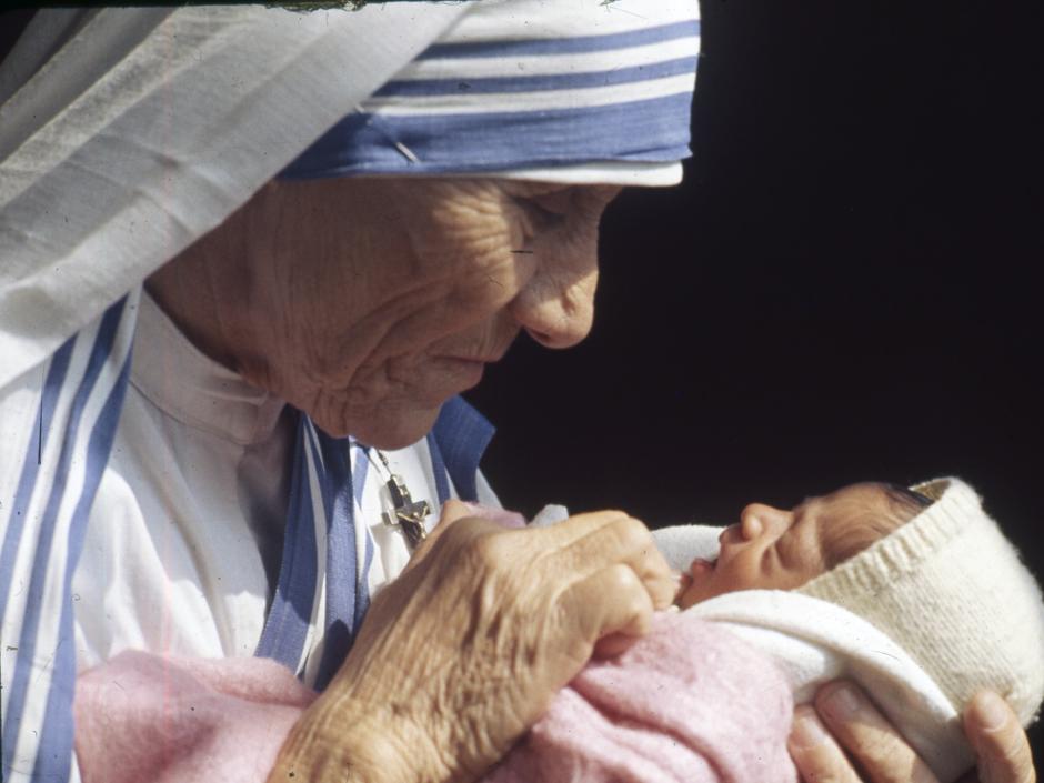 La Madre Teresa de Calcuta, con un bebé en brazos