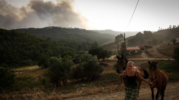 Temor a que el incendio del Algarve pase a España