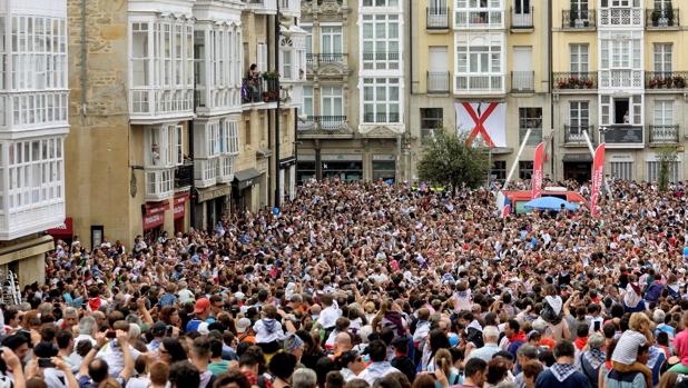 Cientos de personas condenan la agresión sexual a una menor en las fiestas de Vitoria