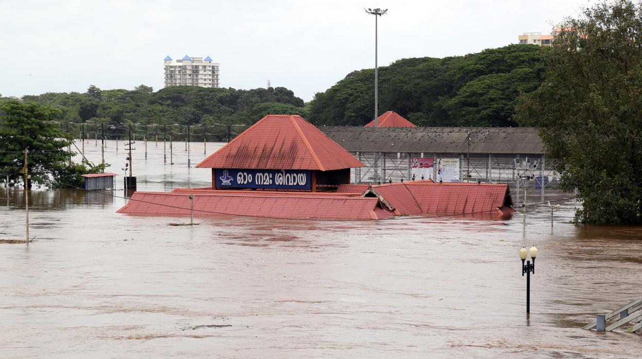 Vista de una estructura sumergida en agua tras una inundación causada por una fuerte lluvia en el estado de Kerala
