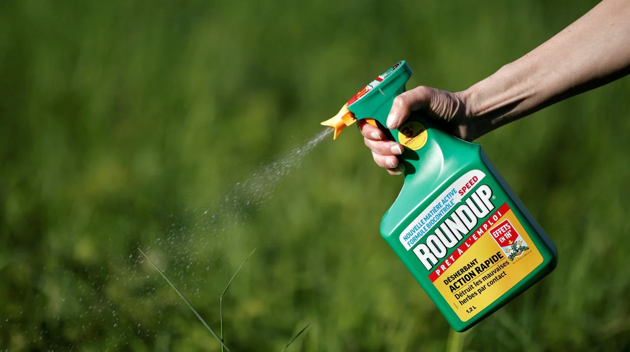 Un jardinero utiliza uno de los herbicidas de Monsanto