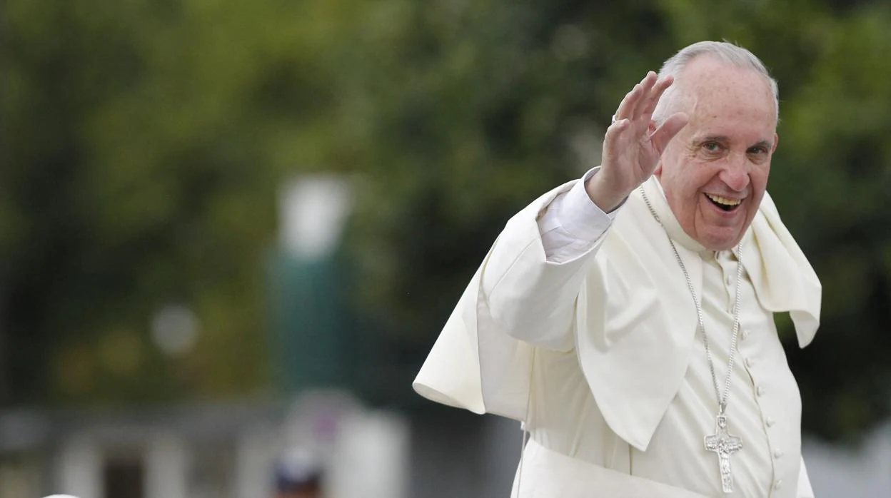 Imagen del Papa Francisco saludando